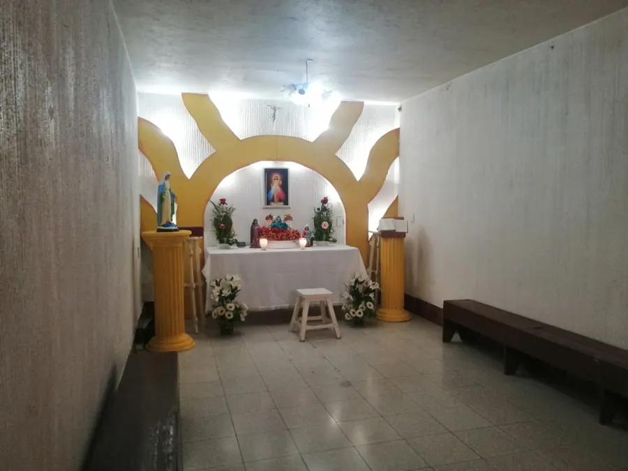 Capilla con altar y arco decorado