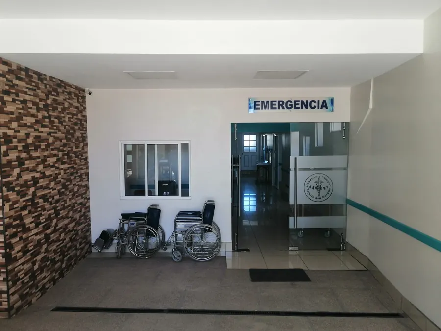 Entrada de emergencia con sillas de ruedas junto a la puerta