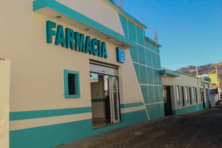 Fachada de la farmacia, con el rótulo Farmacia sobre la puerta