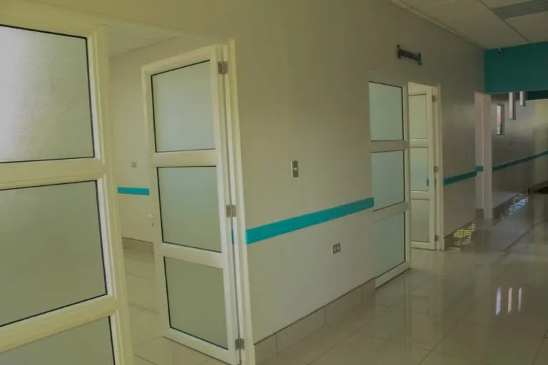 Pasillo interior con puertas de vidrio esmerilado