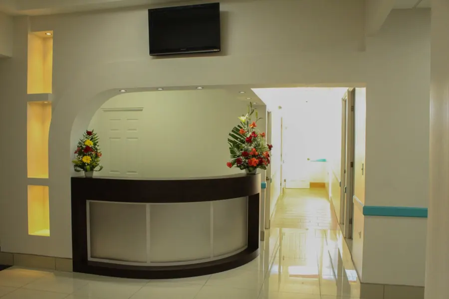 Mostrador de recepción con arreglos de flores
